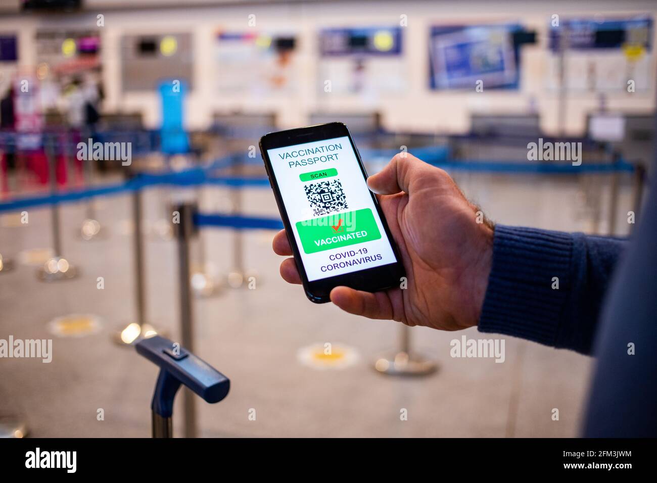 Gesundheits-Impfpass für Coronavirus oder Covid-19. Reisende, die ein Mobiltelefon mit Immunimpfung gemäß zertifizierter International Trav verwenden Stockfoto Gesundheits-Impfpass für Coronavirus oder Covid-19. Reisende, die ein Mobiltelefon mit Immunimpfung gemäß zertifizierter International Trav verwenden Stockfoto