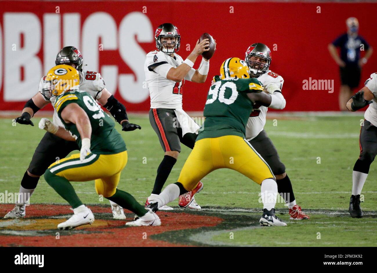 Tampa, USA. Oktober 2020. Tampa Bay Buccaneers Quarterback Blaine Gabbert (11) lädt sich für einen Pass während des vierten Quartals gegen die Green Bay Packers am Sonntag, 18. Oktober 2020, im Raymond James Stadium in Tampa, Florida. (Foto von Douglas R. Clifford/Tampa Bay Times/TNS/Sipa USA) Quelle: SIPA USA/Alamy Live News Stockfoto