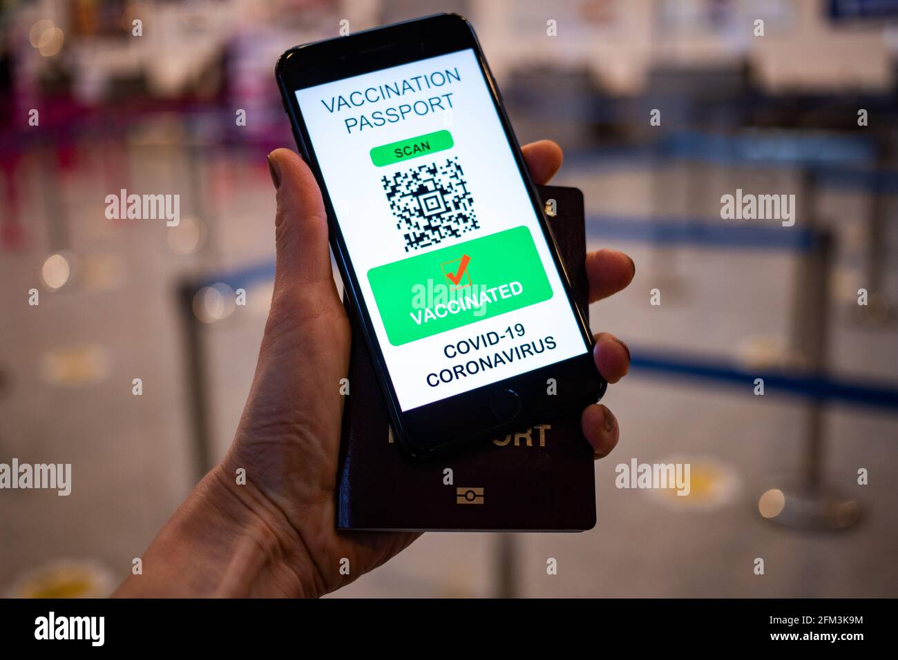 Gesundheits-Impfpass für Coronavirus oder Covid-19. Reisende, die ein Mobiltelefon mit Immunimpfung gemäß zertifizierter International Trav verwenden Stockfoto Gesundheits-Impfpass für Coronavirus oder Covid-19. Reisende, die ein Mobiltelefon mit Immunimpfung gemäß zertifizierter International Trav verwenden Stockfoto