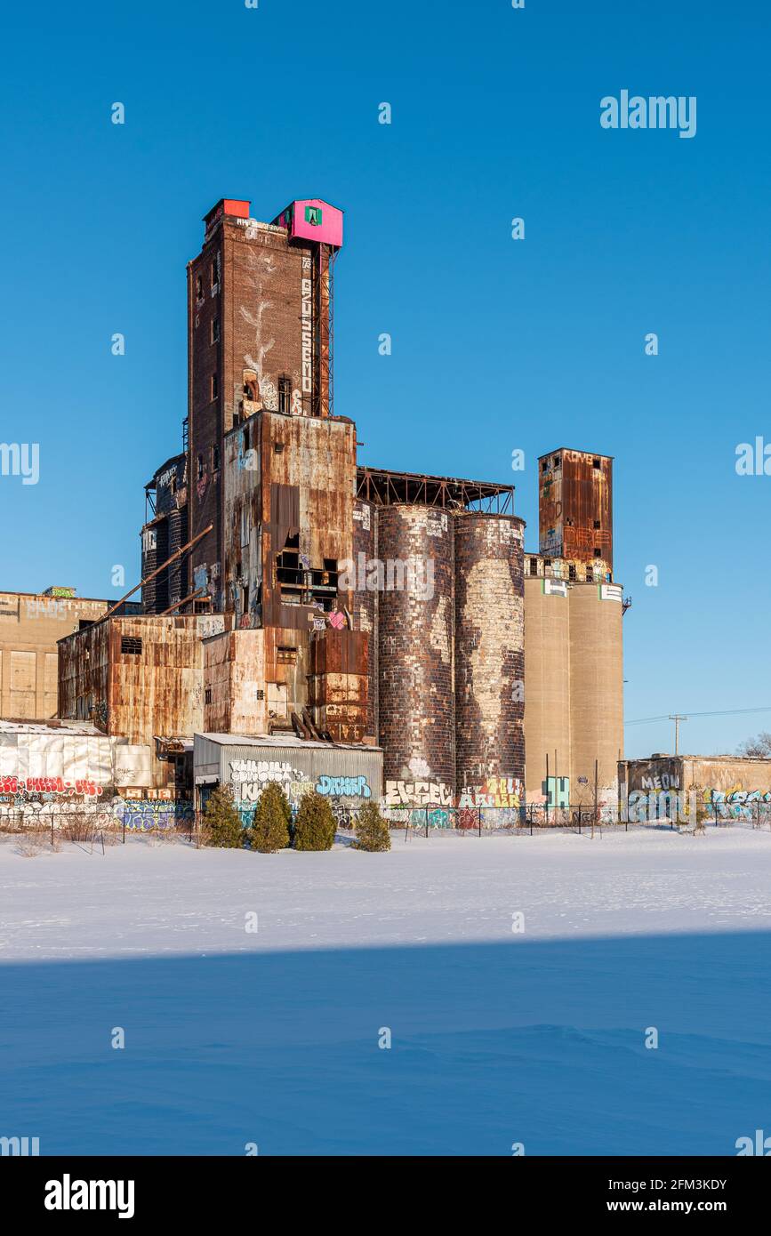 Altes Industriegebäude in Montreal (Canada Maltinng Co.) in der Nähe des Lachine-Kanals. Stockfoto