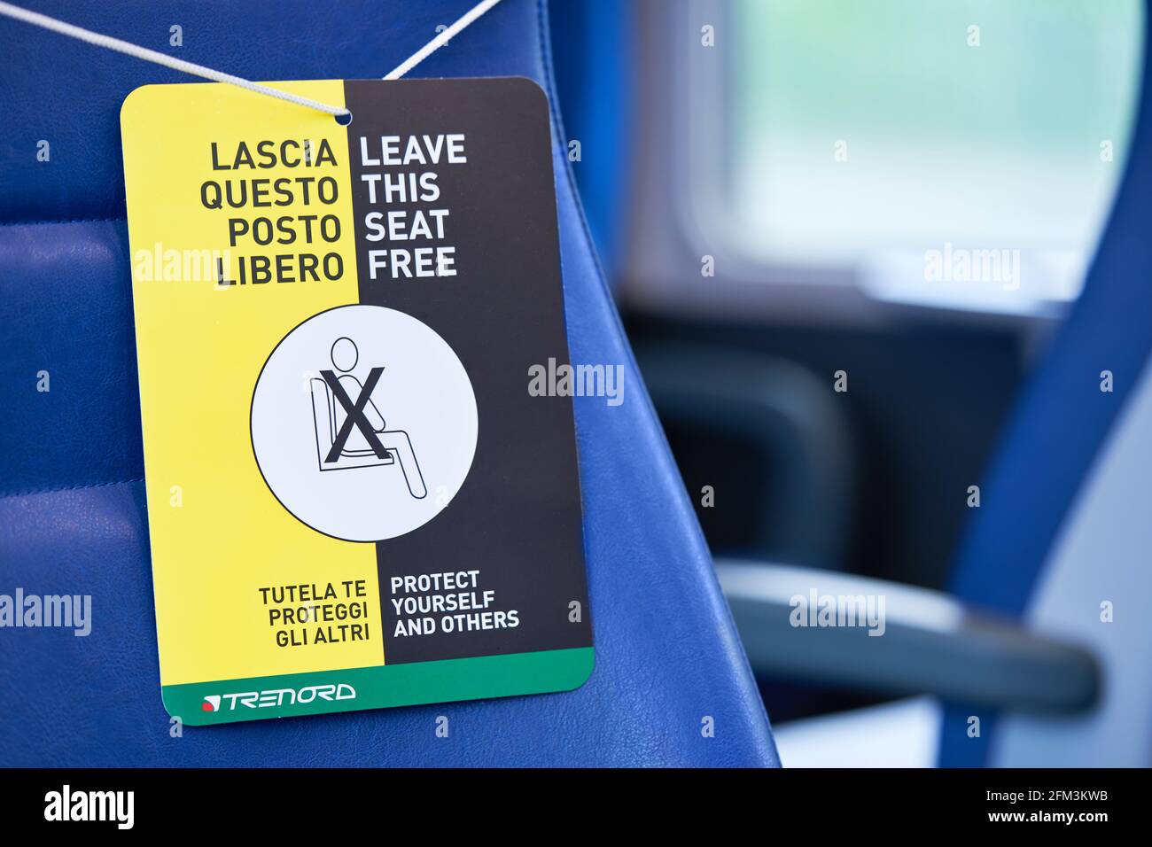 Melden Sie Nahaufnahme in leeren Sitzen an Bord der öffentlichen Verkehrsmittel aus sozialen Gründen. Öffentliche Beschränkungsregeln während des Coronavirus, covid Pandemie in Stockfoto