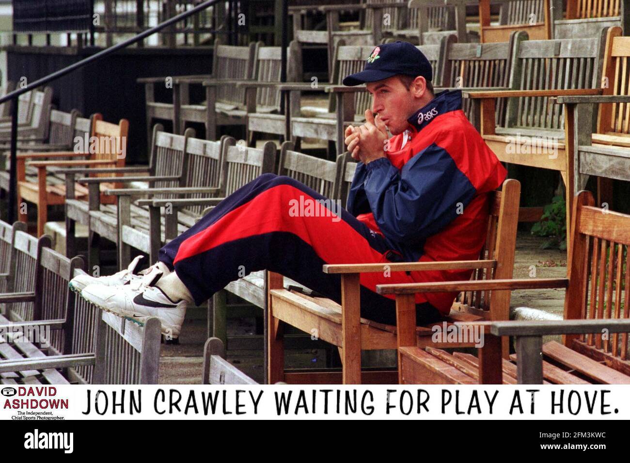 John Crawley Cricket Player wartet zu Hause auf das Spiel 1998 Stockfoto