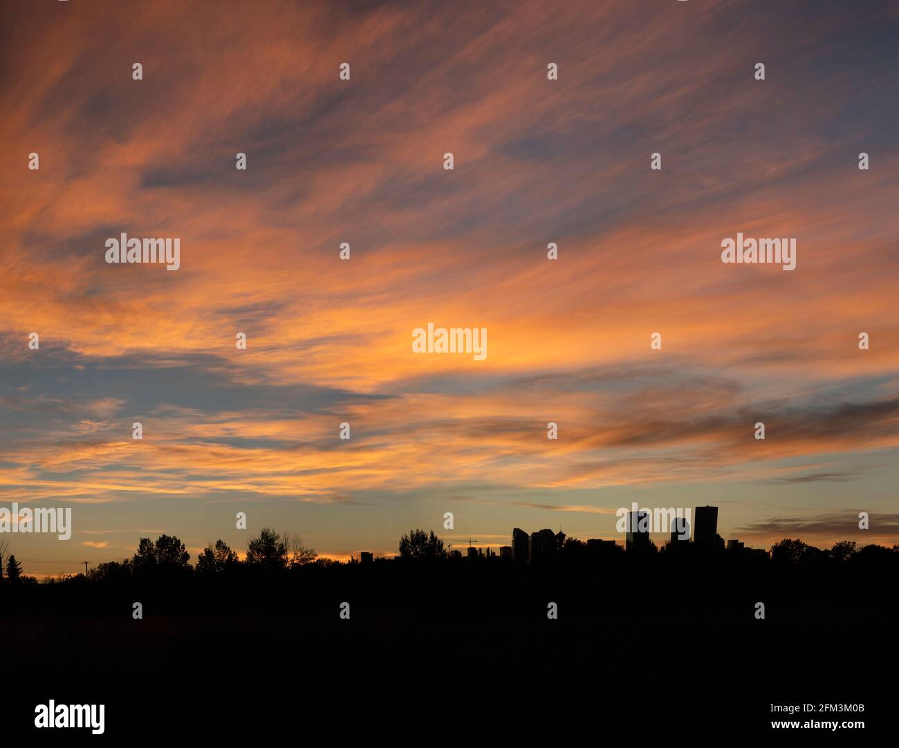 Sonnenuntergang Himmel mit Wolken über der Innenstadt von Calgary Stockfoto