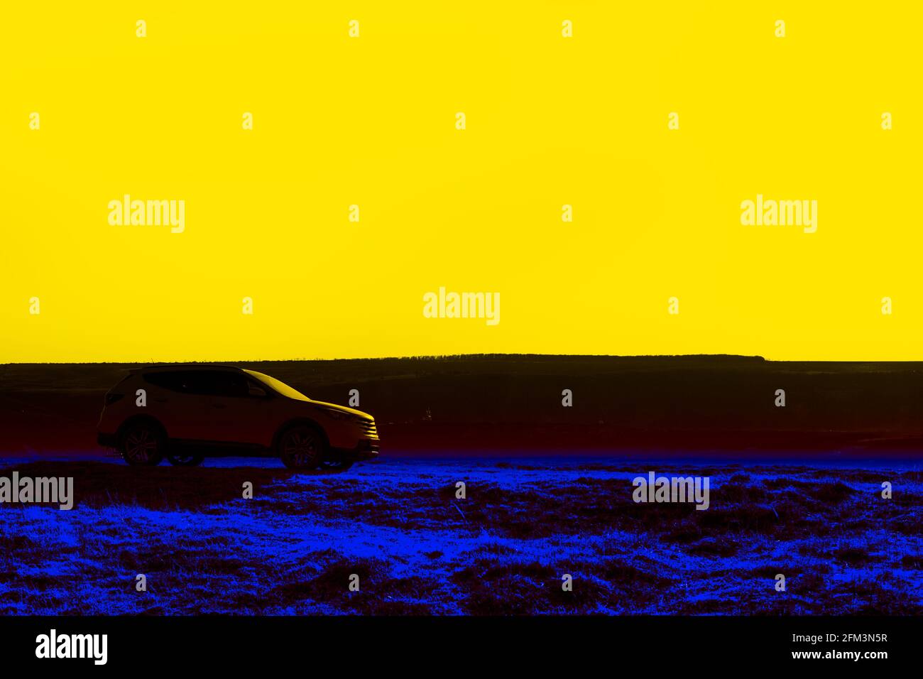 Auto Silhouette auf dem Berg gegen gelben Himmel . Blaue Erde und gelber Himmel Stockfoto