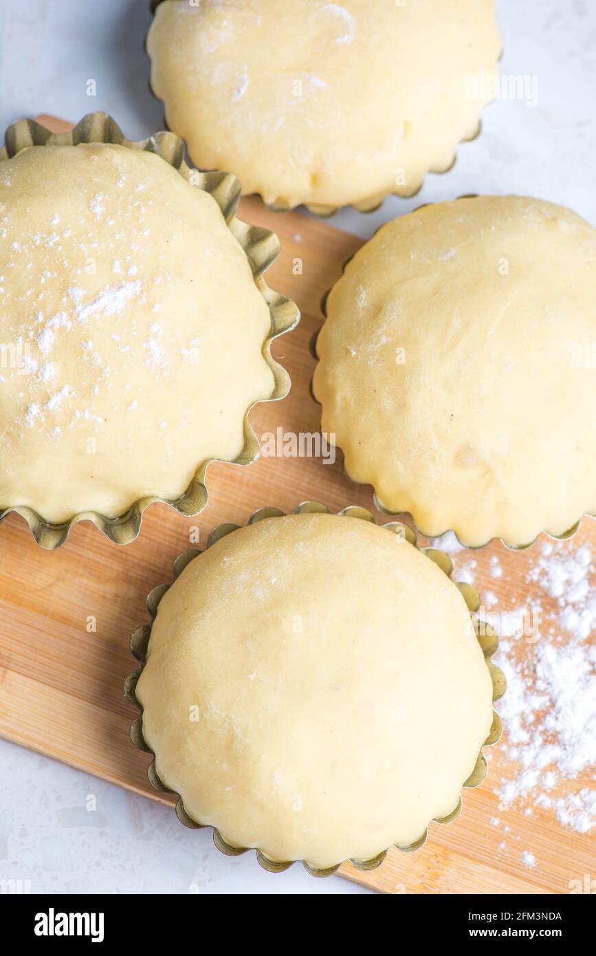In mehreren Dosen ist der Kuchenteig fertig zum Backen Stockfoto
