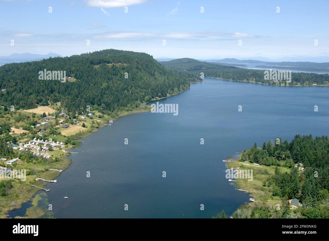 Saint Mary's Lake mit Trincomali Channel und den Gulf Islands im Hintergrund, Salt Spring Island, British Columbia, Kanada Stockfoto