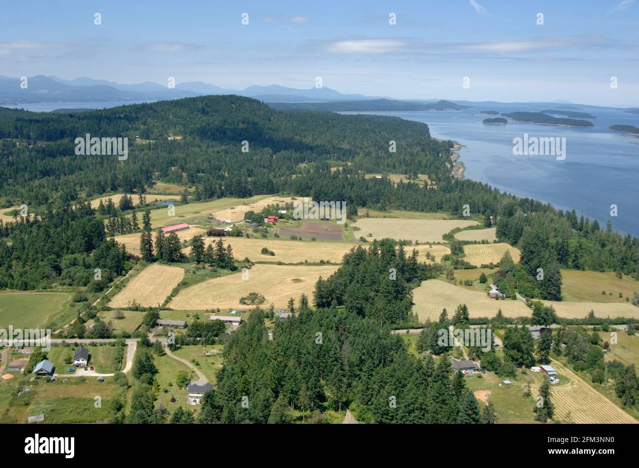 Luftaufnahme der nordöstlichen Seite der Saltspring Island mit Trincomali Channel und den Secretary Islands im Hintergrund, Saltspring Island, in der Stadt Stockfoto