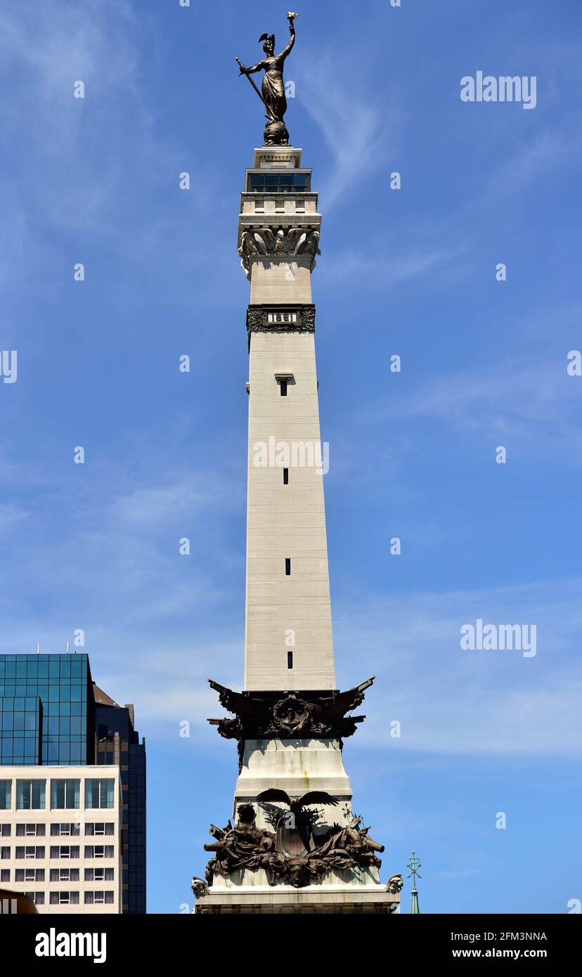 Indianapolis, Indiana, USA. Die Indiana State Soldaten und Matrosen Denkmal auf Monument Circle in Downtown Indianapolis gebaut. Stockfoto