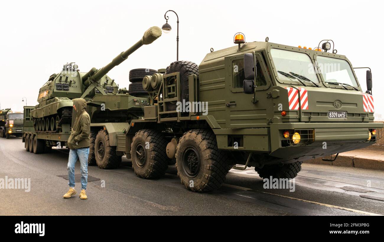 Ein restaurierter sowjetischer T-34-Panzer aus dem Zweiten Weltkrieg wird für den 76. Tag des Sieges in St. Petersburg, Russland, transportiert Stockfoto
