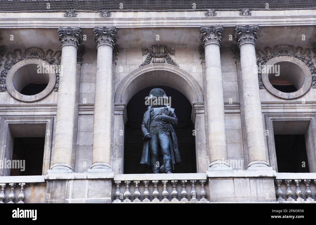 Paris, Napoleon im Militärmuseum Les Invalides in Paris. Mai 1821. Das am 5. Mai 2013 aufgenommene File-Foto zeigt eine Skulptur Napoleons im Militärmuseum Les Invalides in Paris, Frankreich. Frankreich gedachte des 200. Todestages des französischen Imperators Napoleon Bonaparte. Napoleon Bonaparte (1769-1821) starb am 5. Mai 1821 im Exil auf der Insel St. Helena. Kredit: Gao Jing/Xinhua/Alamy Live Nachrichten Stockfoto