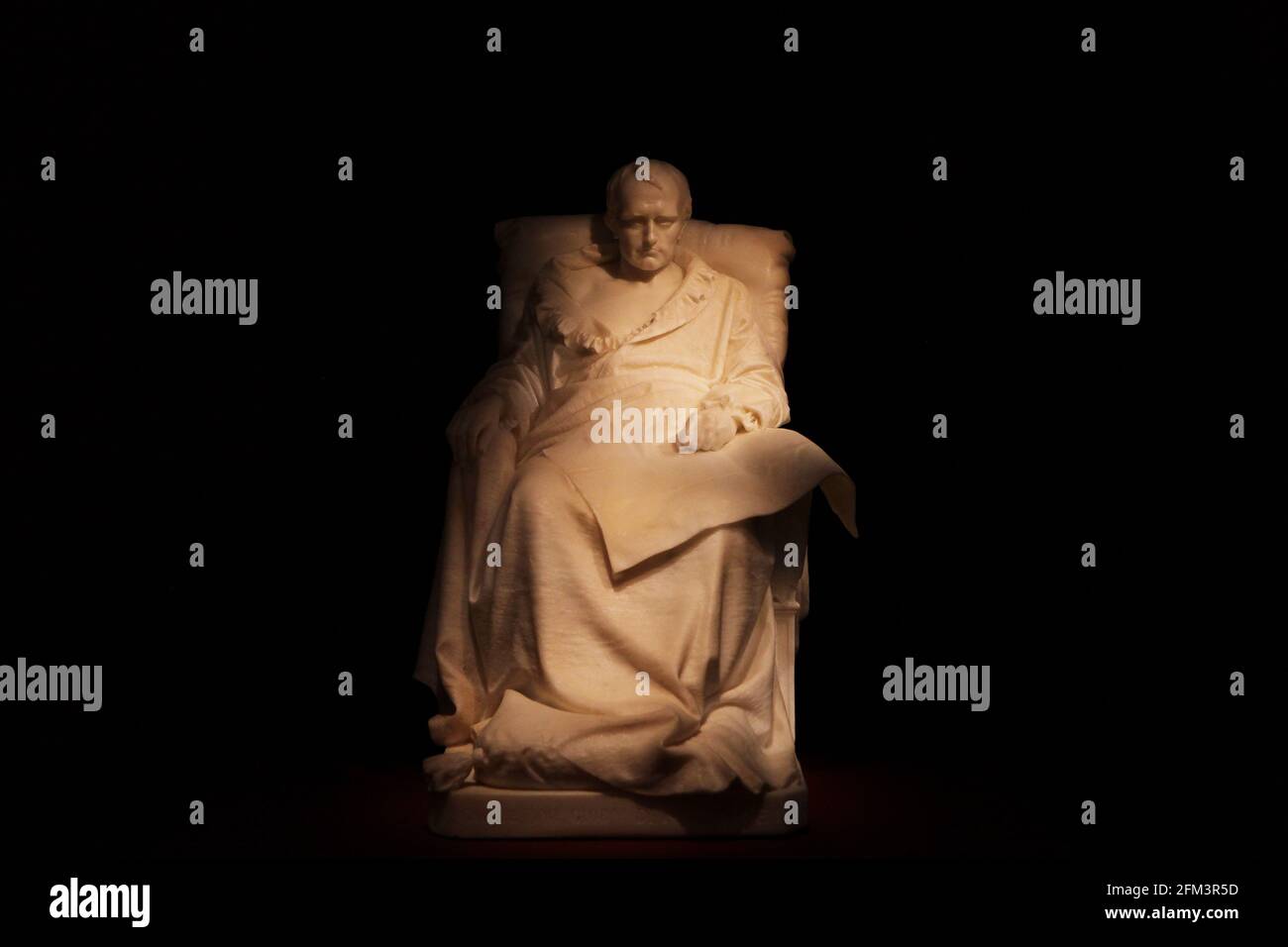 Paris, Napoleon im Militärmuseum Les Invalides in Paris. Mai 1821. Das am 5. Mai 2013 aufgenommene File-Foto zeigt eine Skulptur Napoleons im Militärmuseum Les Invalides in Paris, Frankreich. Frankreich gedachte des 200. Todestages des französischen Imperators Napoleon Bonaparte. Napoleon Bonaparte (1769-1821) starb am 5. Mai 1821 im Exil auf der Insel St. Helena. Kredit: Gao Jing/Xinhua/Alamy Live Nachrichten Stockfoto
