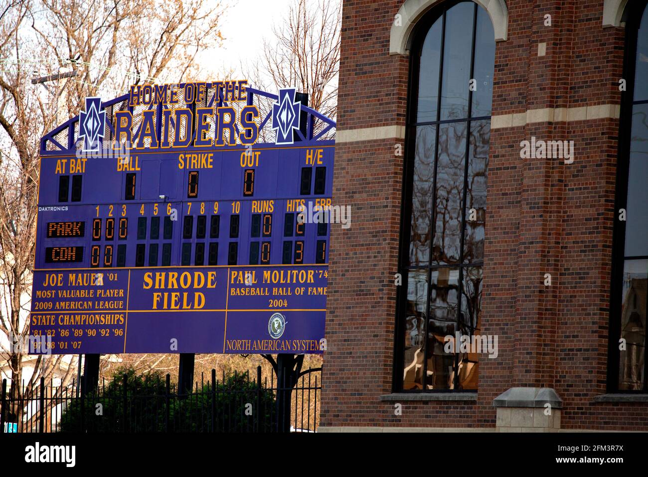 Baseballscoreboard am Cretin Durham Hall High School Shrode Field zur Anerkennung der Athleten Joe Mauer und Paul Molitor. St. Paul Minnesota, USA Stockfoto