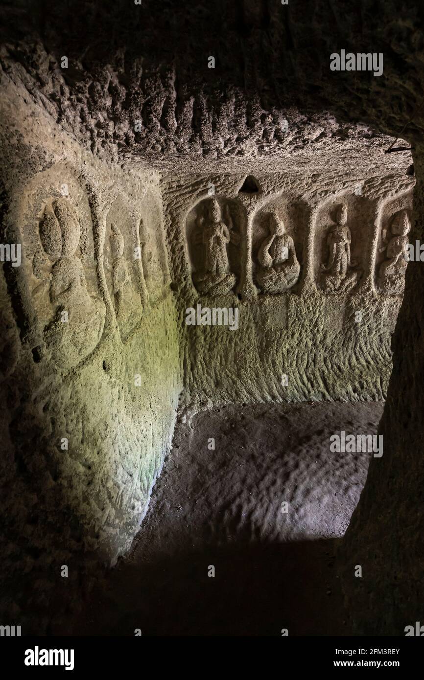 Iwatani Kannon-do ist ein Höhlentempel in Chiba, der angeblich an einem Tag von Gyoki aus dem Sandsteinfelsen geschnitzt wurde. Es ist Teil von Seigon- Stockfoto