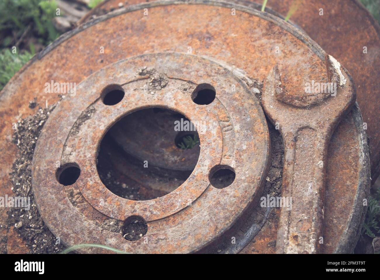 Rostige Bremsscheiben für Autos. Alte Autoteile. Alte Bremsscheiben durch neue ersetzen. Autowerkstatt. Stockfoto