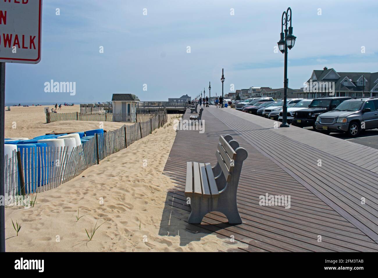 Relativ leere Strandpromenade an einem warmen Frühlingstag in Belmar, New Jersey -01 Stockfoto