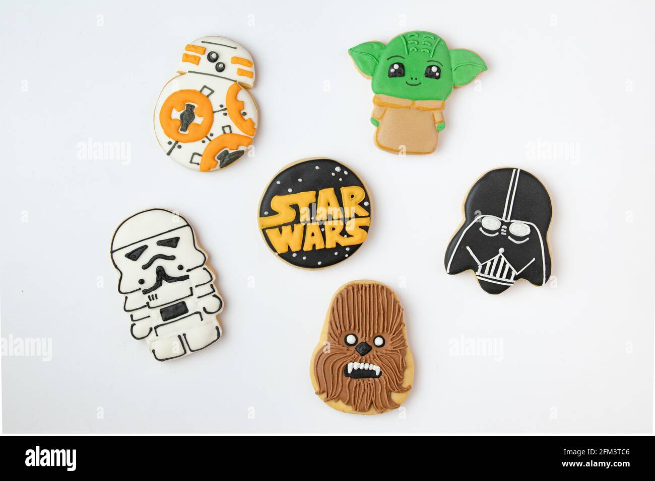 Verschiedene Star Wars-Kekse auf weißem Hintergrund. Stockfoto