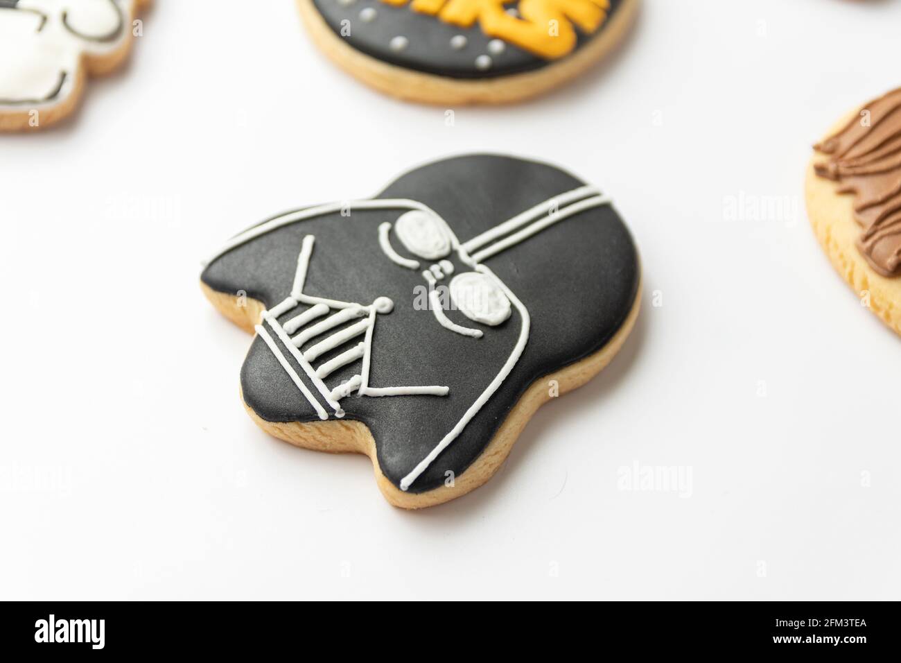 Nahaufnahme Aufnahme eines Darth Vader Keks auf weißem Hintergrund. Stockfoto