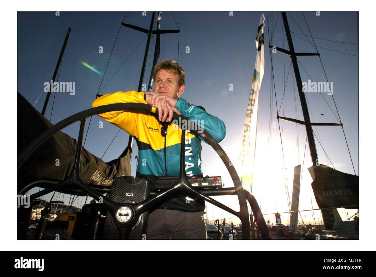 Gordon Ramsay kam als Lebensmittelberater für das niederländische Team zum Team von ABN AMRO beim Volvo Ocean Race. Er wird versuchen, den Geschmack und den nutricianal Inhalt der getrockneten Lebensmittel an Bord zu verbessern. Gordon konnte das Teamrennen beim ersten in-Port-Rennen des Weltrennens in Sanxenxo an der spanischen Nordküste beobachten.Bild David Sandison 4+5/11/2005 Stockfoto