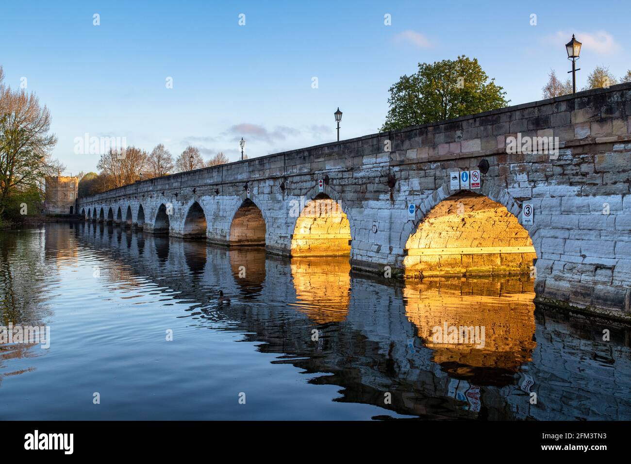 Clopton Brücke über den Fluss avon bei Sonnenaufgang im Frühjahr. Stratford-Upon-Avon, Warwickshire, England Stockfoto