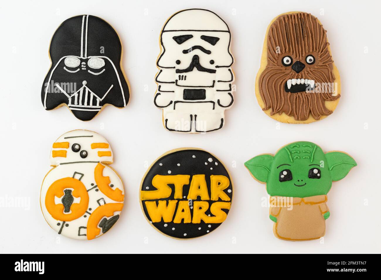 Verschiedene Star Wars-Kekse auf weißem Hintergrund. Stockfoto