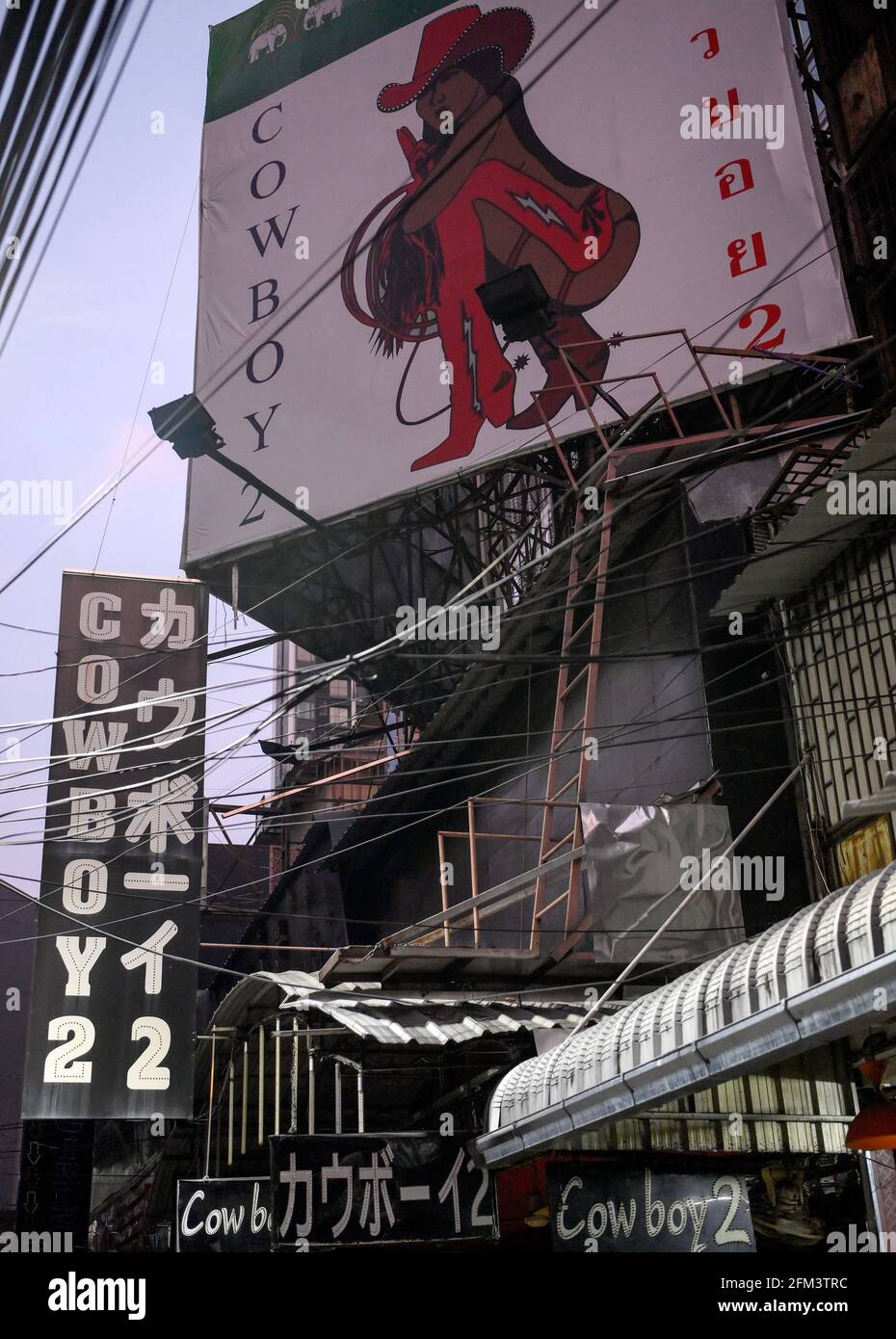 Bangkok, Thailand. Mai 2021. Blick auf einen leeren, international bekannten Soi Cowboy Go-Bar-Unterhaltungsbereich. Bangkok Nachtleben Unterhaltungsmöglichkeiten, Bars, Pubs und Restaurants sind in der ausgewiesenen roten Zone geschlossen. Aufgrund des jüngsten Ausbruchs des Covid-C-19-Virus in der Hauptstadt wurde vom 3. Bis 17. Mai 2021 eine teilweise Sperrung für 2 Wochen verhängt. (Foto von Paul Lakatos/SOPA Images/Sipa USA) Quelle: SIPA USA/Alamy Live News Stockfoto