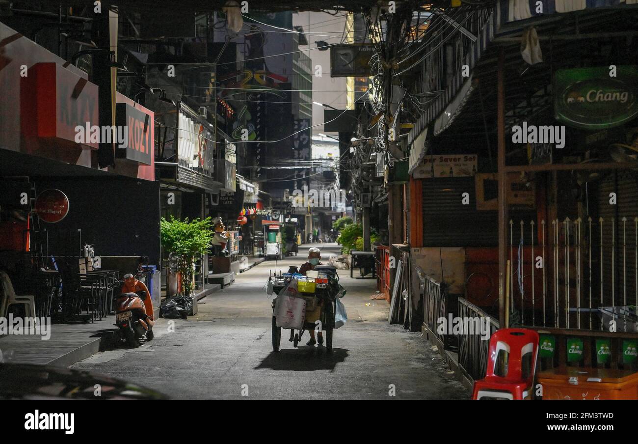 Bangkok, Thailand. Mai 2021. Eine Frau schiebt ihren Food Cart entlang der international berühmten Soi Cowboy Go Go Bar Entertainment Street. Bangkok Nachtleben Unterhaltungsmöglichkeiten, Bars, Pubs und Restaurants sind in der ausgewiesenen roten Zone geschlossen. Aufgrund des jüngsten Ausbruchs des Covid-C-19-Virus in der Hauptstadt wurde vom 3. Bis 17. Mai 2021 eine teilweise Sperrung für 2 Wochen verhängt. (Foto von Paul Lakatos/SOPA Images/Sipa USA) Quelle: SIPA USA/Alamy Live News Stockfoto