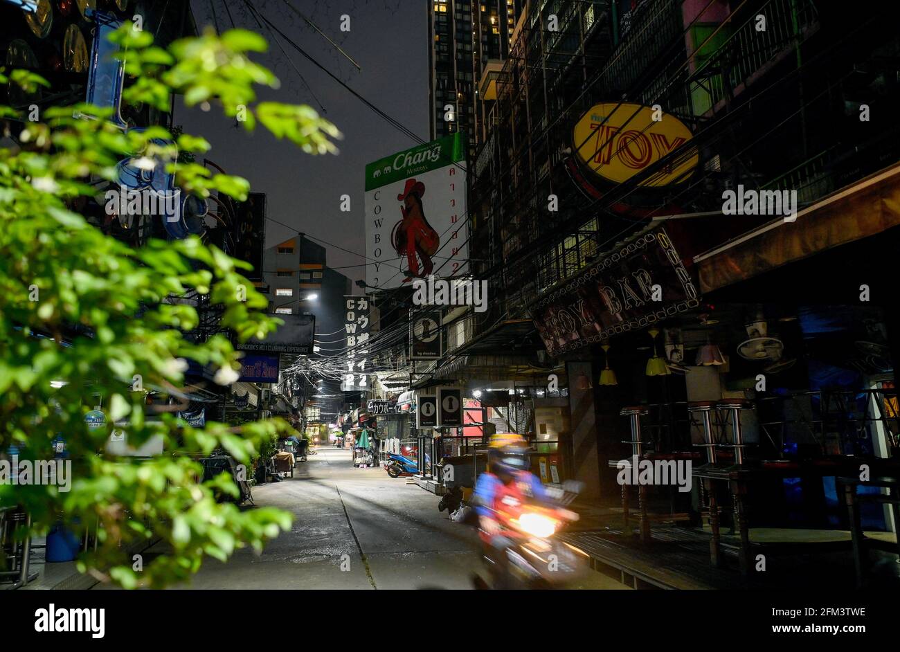 Bangkok, Thailand. Mai 2021. Blick auf einen leeren, international bekannten Soi Cowboy Go-Bar-Unterhaltungsbereich. Bangkok Nachtleben Unterhaltungsmöglichkeiten, Bars, Pubs und Restaurants sind in der ausgewiesenen roten Zone geschlossen. Aufgrund des jüngsten Ausbruchs des Covid-C-19-Virus in der Hauptstadt wurde vom 3. Bis 17. Mai 2021 eine teilweise Sperrung für 2 Wochen verhängt. (Foto von Paul Lakatos/SOPA Images/Sipa USA) Quelle: SIPA USA/Alamy Live News Stockfoto