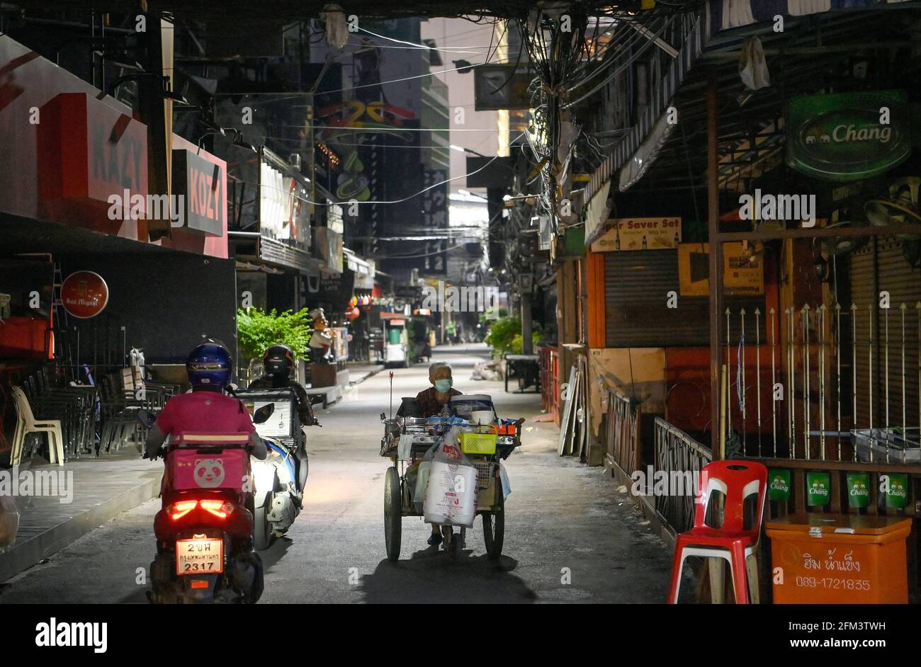Bangkok, Thailand. Mai 2021. Eine Frau schiebt ihren Food Cart entlang der international berühmten Soi Cowboy Go Go Bar Entertainment Street. Bangkok Nachtleben Unterhaltungsmöglichkeiten, Bars, Pubs und Restaurants sind in der ausgewiesenen roten Zone geschlossen. Aufgrund des jüngsten Ausbruchs des Covid-C-19-Virus in der Hauptstadt wurde vom 3. Bis 17. Mai 2021 eine teilweise Sperrung für 2 Wochen verhängt. (Foto von Paul Lakatos/SOPA Images/Sipa USA) Quelle: SIPA USA/Alamy Live News Stockfoto