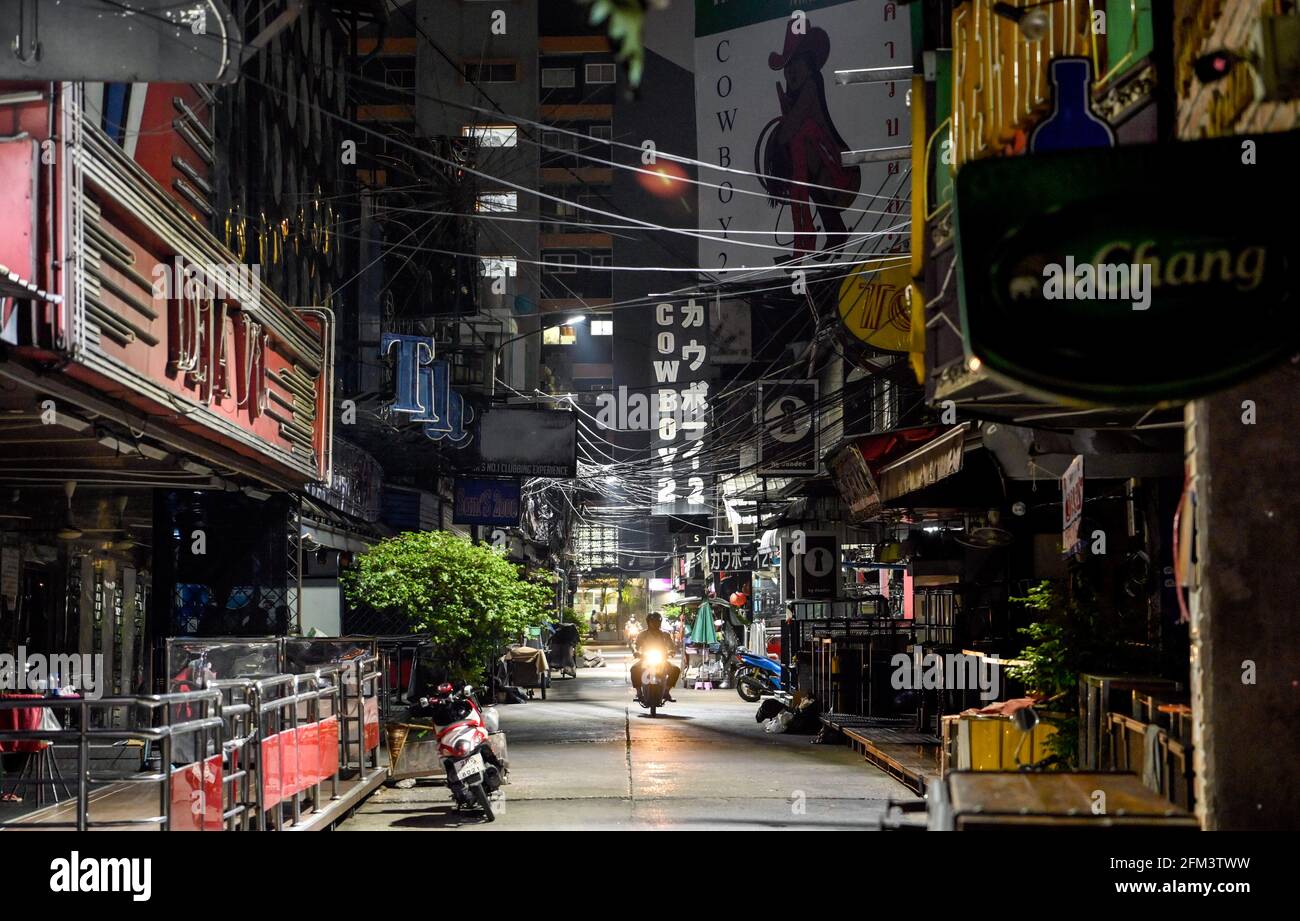 Bangkok, Thailand. Mai 2021. Blick auf einen leeren, international bekannten Soi Cowboy Go-Bar-Unterhaltungsbereich. Bangkok Nachtleben Unterhaltungsmöglichkeiten, Bars, Pubs und Restaurants sind in der ausgewiesenen roten Zone geschlossen. Aufgrund des jüngsten Ausbruchs des Covid-C-19-Virus in der Hauptstadt wurde vom 3. Bis 17. Mai 2021 eine teilweise Sperrung für 2 Wochen verhängt. (Foto von Paul Lakatos/SOPA Images/Sipa USA) Quelle: SIPA USA/Alamy Live News Stockfoto