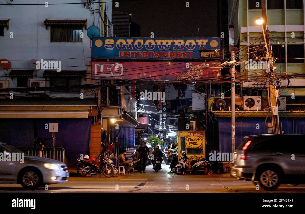 Bangkok, Thailand. Mai 2021. Blick auf den Eingang zur international berühmten Soi Cowboy Go-Bar-Unterhaltungsstraße. Bangkok Nachtleben Unterhaltungsmöglichkeiten, Bars, Pubs und Restaurants sind in der ausgewiesenen roten Zone geschlossen. Aufgrund des jüngsten Ausbruchs des Covid-C-19-Virus in der Hauptstadt wurde vom 3. Bis 17. Mai 2021 eine teilweise Sperrung für 2 Wochen verhängt. (Foto von Paul Lakatos/SOPA Images/Sipa USA) Quelle: SIPA USA/Alamy Live News Stockfoto