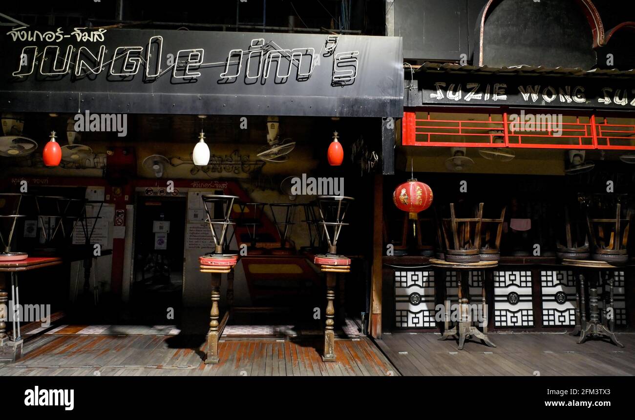 Bangkok, Thailand. Mai 2021. Blick auf einen leeren, international bekannten Soi Cowboy Go-Bar-Unterhaltungsbereich. Bangkok Nachtleben Unterhaltungsmöglichkeiten, Bars, Pubs und Restaurants sind in der ausgewiesenen roten Zone geschlossen. Aufgrund des jüngsten Ausbruchs des Covid-C-19-Virus in der Hauptstadt wurde vom 3. Bis 17. Mai 2021 eine teilweise Sperrung für 2 Wochen verhängt. (Foto von Paul Lakatos/SOPA Images/Sipa USA) Quelle: SIPA USA/Alamy Live News Stockfoto