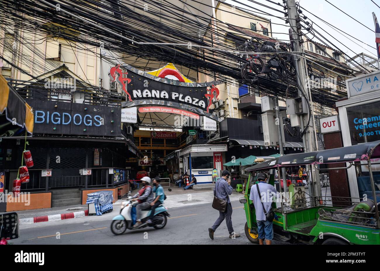 Bangkok, Thailand. Mai 2021. Blick auf den Eingang zur international berühmten Soi Cowboy Go-Bar-Unterhaltungsstraße. Bangkok Nachtleben Unterhaltungsmöglichkeiten, Bars, Pubs und Restaurants sind in der ausgewiesenen roten Zone geschlossen. Aufgrund des jüngsten Ausbruchs des Covid-C-19-Virus in der Hauptstadt wurde vom 3. Bis 17. Mai 2021 eine teilweise Sperrung für 2 Wochen verhängt. Kredit: SOPA Images Limited/Alamy Live Nachrichten Stockfoto