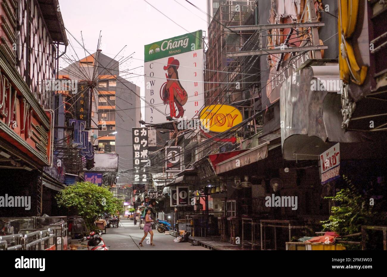 Bangkok, Thailand. Mai 2021. Blick auf einen leeren, international bekannten Soi Cowboy Go-Bar-Unterhaltungsbereich. Bangkok Nachtleben Unterhaltungsmöglichkeiten, Bars, Pubs und Restaurants sind in der ausgewiesenen roten Zone geschlossen. Aufgrund des jüngsten Ausbruchs des Covid-C-19-Virus in der Hauptstadt wurde vom 3. Bis 17. Mai 2021 eine teilweise Sperrung für 2 Wochen verhängt. Kredit: SOPA Images Limited/Alamy Live Nachrichten Stockfoto