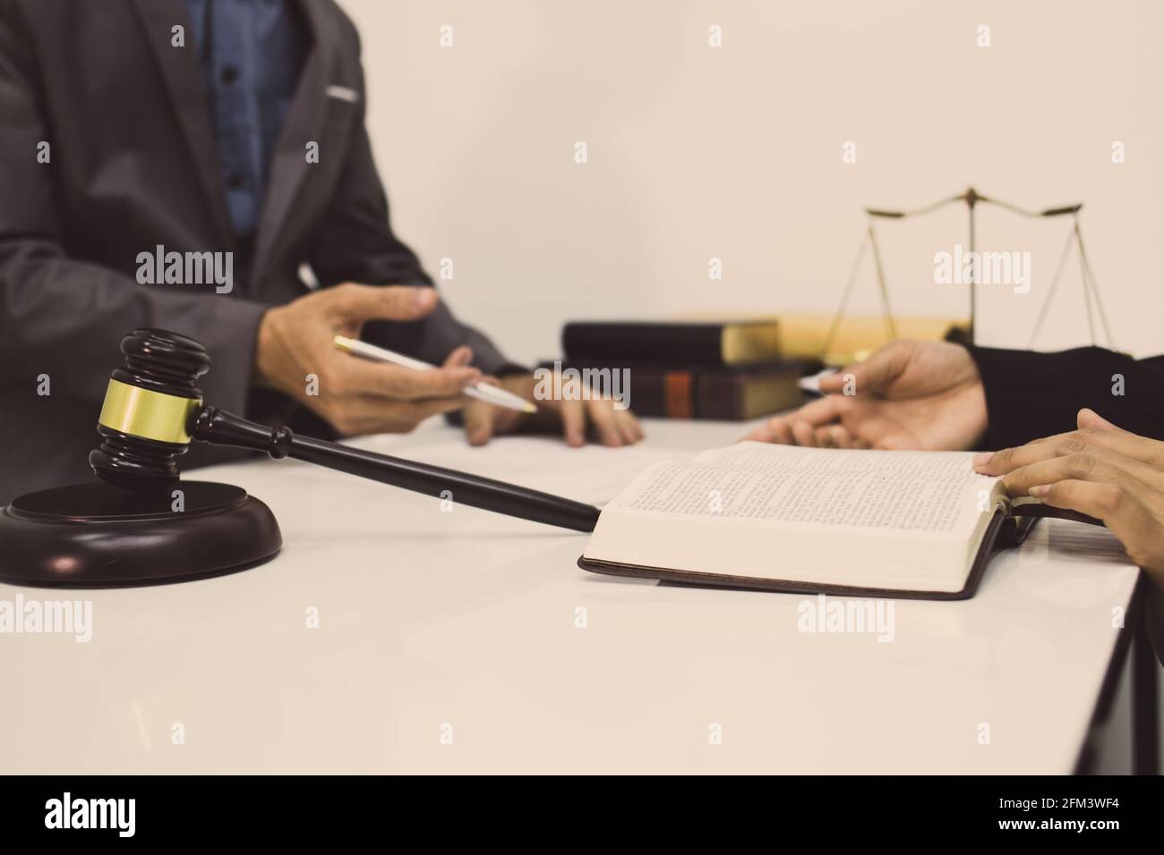 Nahaufnahme der Arbeit des Rechtsanwalts, die den Erfolg des Klienten erklärt Strategie Stockfoto
