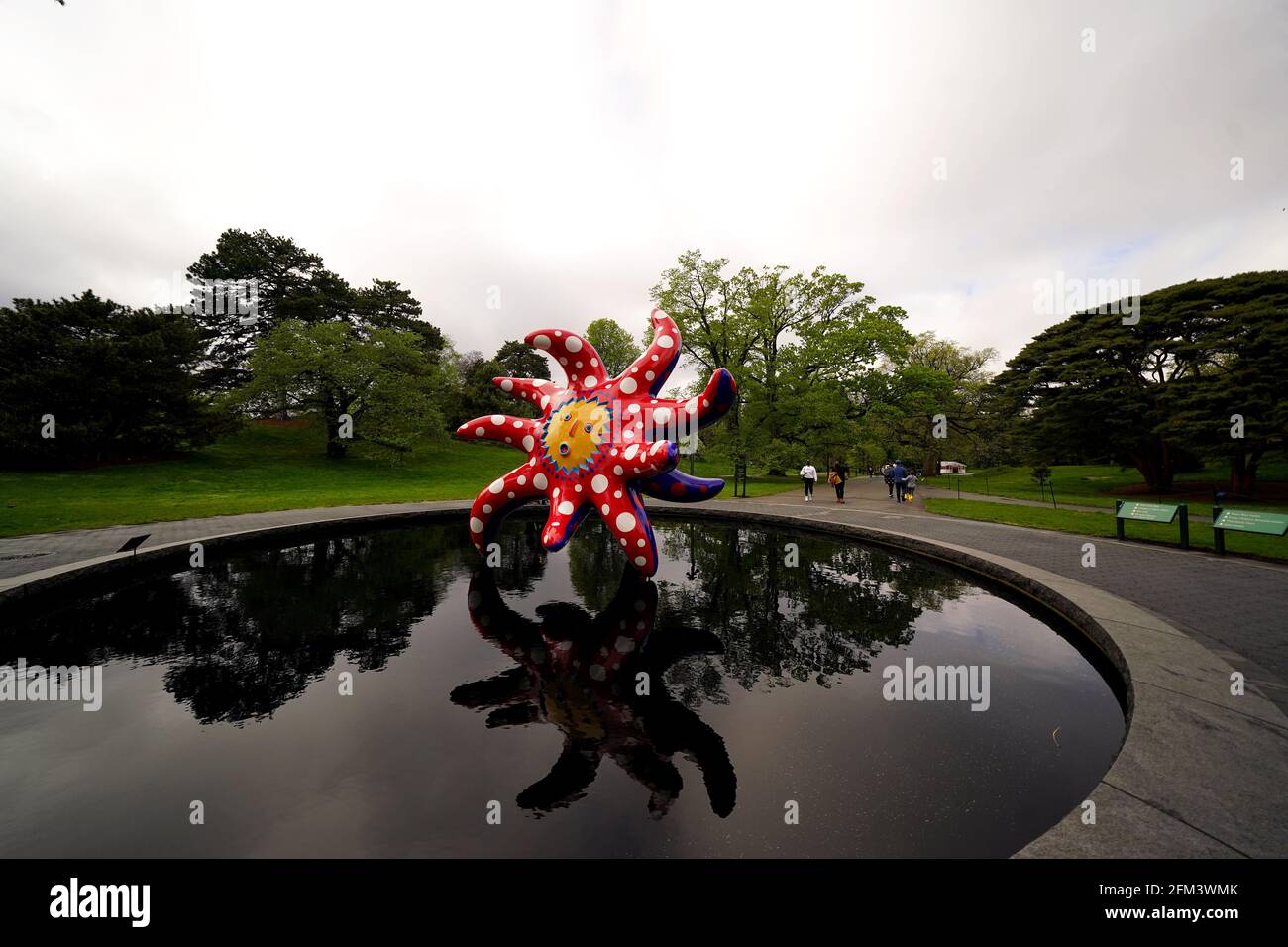 New York City, New York, Usa. Mai 2021. Besucher der New Yorker Botanischen Gärten in der Bronx genießen Yayoi Kusamas Skulptur „I Want to Fly to the Universe“ (2020), die Teil der Ausstellung „Kusama: Cosmic Infinity“ ist, die bis zum 31. Oktober auf dem Gelände zu sehen ist. Quelle: Adam Stoltman/Alamy Live News Stockfoto