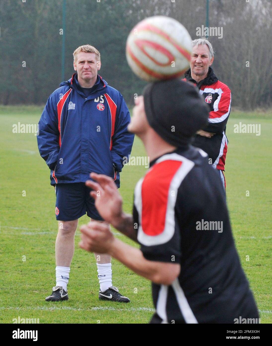 Deen Smith Walsall FC am Trainingsgelände mit Berater Chris Nicholl. 9/2/2011. BILD DAVID ASHDOWN Stockfoto