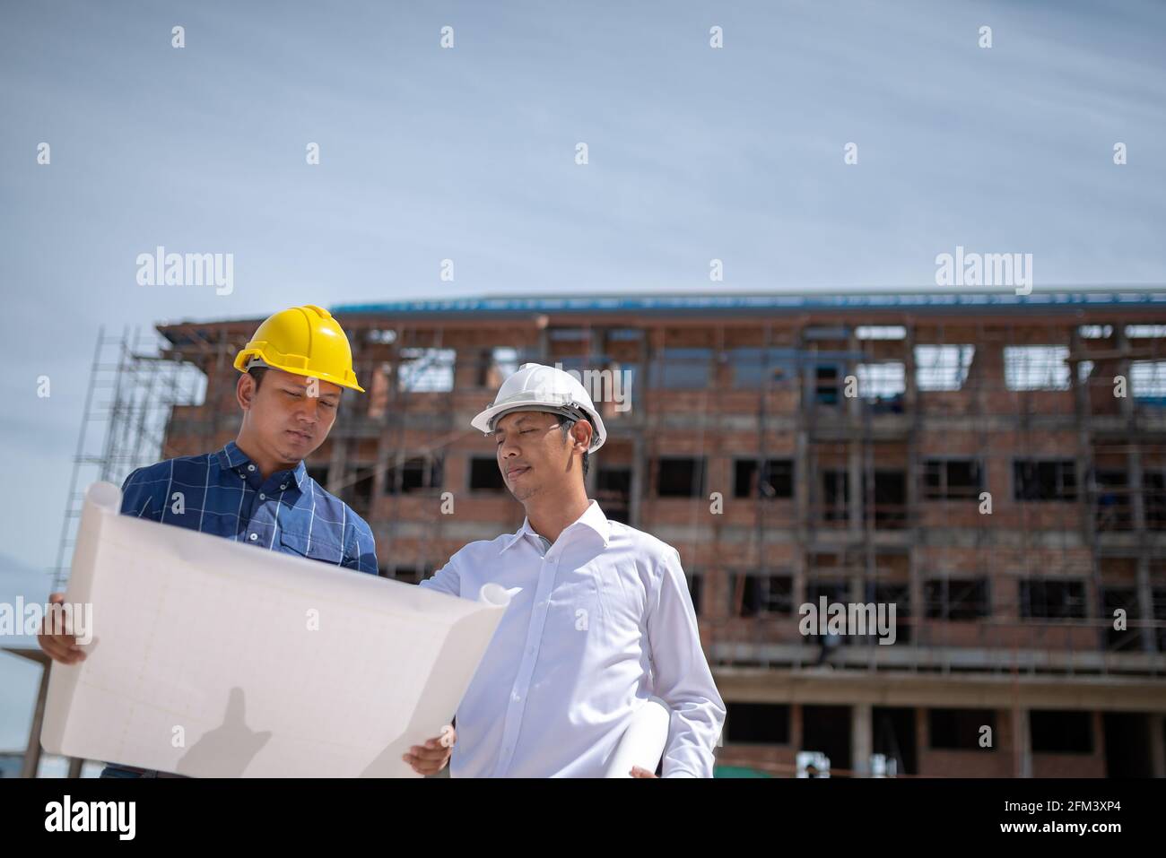 Architekt und Ingenieur prüfen die Konstruktion eines Gebäudes Baustelle Stockfoto