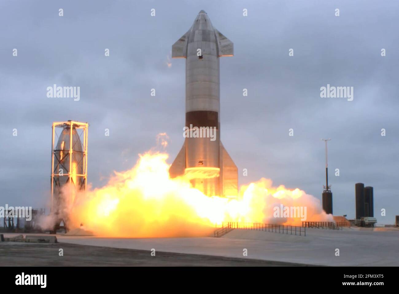 Boca Chica, Usa. Mai 2021. SpaceX hat am Mittwoch, den 5. Mai 2021, das Raumschiff SN15 erfolgreich im Starbase-Weltraumbahnhof des Unternehmens in Boca Chica, Texas, gestartet und landete Nachdem es bei vier vorherigen Versuchen nicht möglich war, die Landung zu verkleben. Nach dem erfolgreichen Testflug von SN15 postete SpaceX-Gründer und CEO Elon Musk auf Twitter: 'Raumschiff landet nominal!' SpaceX/UPI Credit: UPI/Alamy Live News Stockfoto
