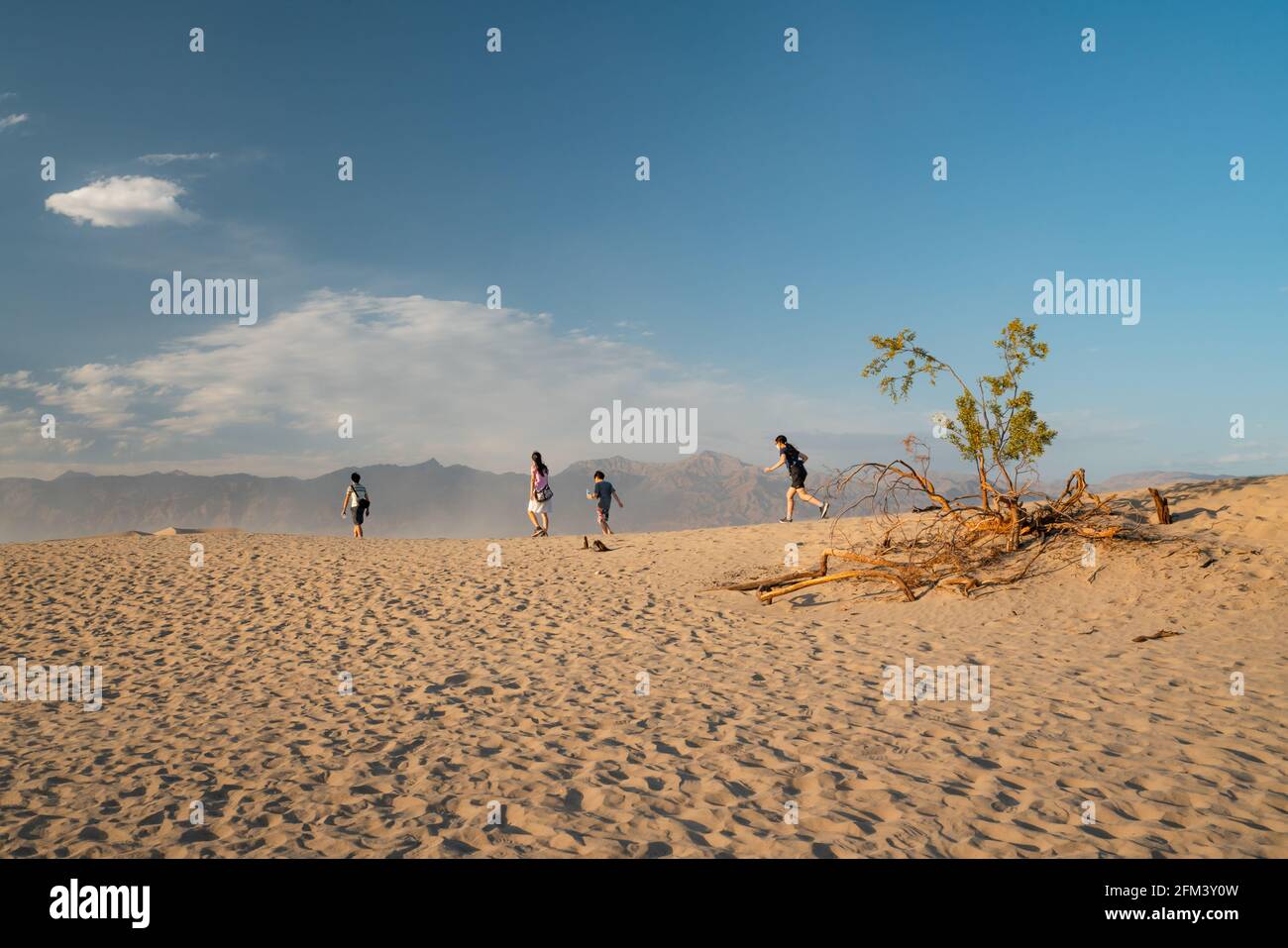 Death Valley, Kalifornien, USA - 14. April 2021. Eine Gruppe von Menschen, die in der Wüste wandern. Mesquite Sand Dunes vista Point im Death Valley National Park, Cali Stockfoto
