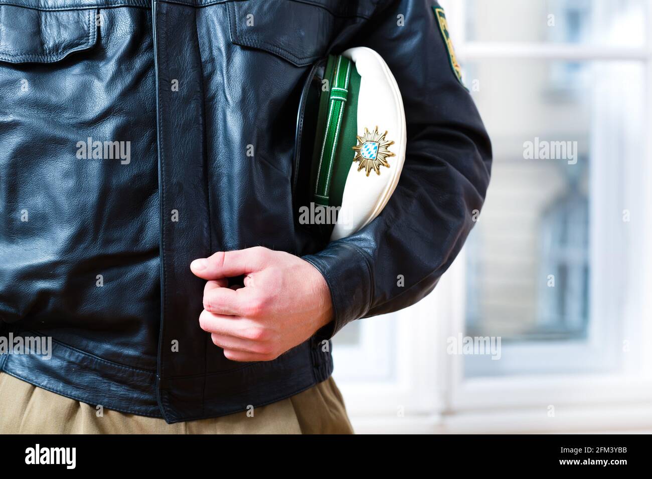 Polizist in Polizei-Station, in seiner Uniform mit Lederjacke und Hut, ist  er betriebsbereit Stockfotografie - Alamy