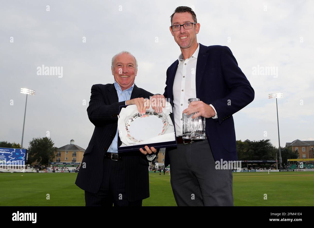 Der Ex-Essex-Spieler David Masters (R) erhält eine besondere Auszeichnung für seine Leistungen von Chief Executive Derek Bowden während des Essex CCC gegen Yorkshire CCC, S Stockfoto