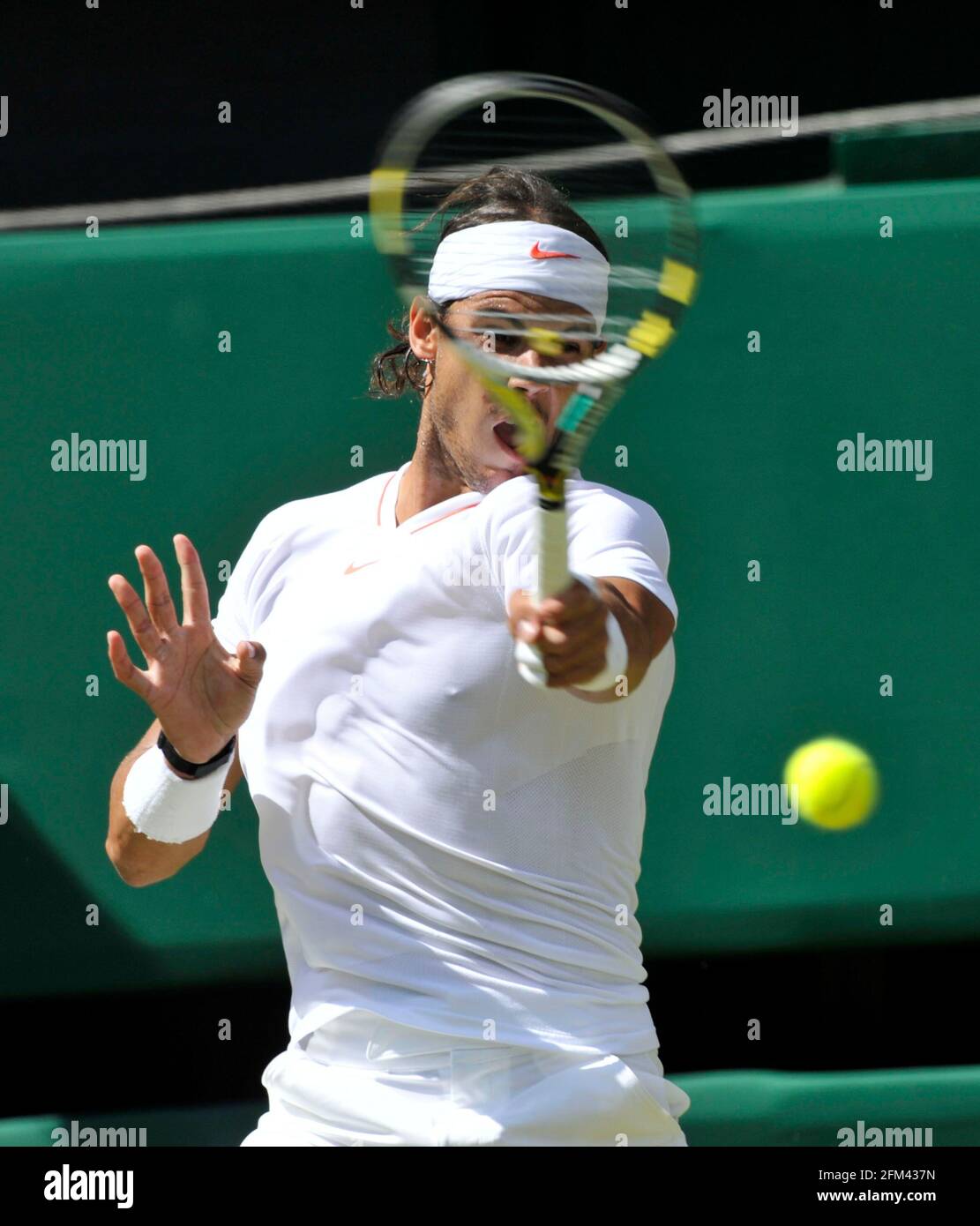 WIMBLEDON 2010. 2. TAG 22/6/2010 RAFAEL NADAL WÄHREND SEINES SPIELS MIT KEI NISHIKORI. BILD DAVID ASHDOWN Stockfoto