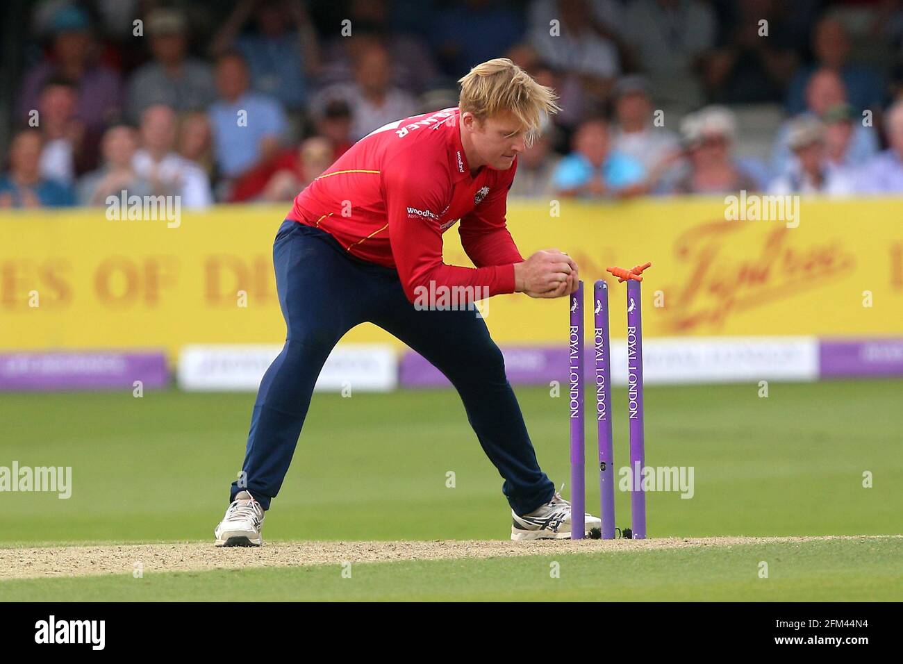 Simon Harmer von Essex beendet den Run von Brendan Taylor während Essex Eagles vs Notts Outlaws, Royal London One-Day Cup Halbfinale Cricket im Stockfoto