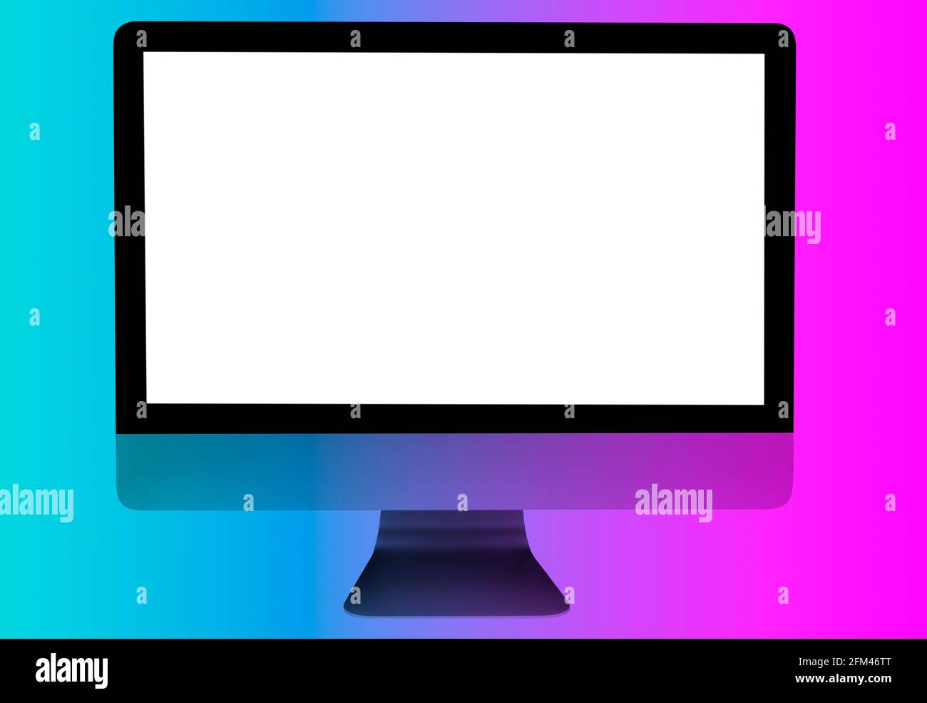 PC-Computer auf dem Schreibtisch in Blau- und Pink-Tönen. Arbeitsbereich mit Computer, auf dem ein leerer, isolierter weißer Bildschirm mit Kopierbereich angezeigt wird. Leerer Raum für Text Stockfoto