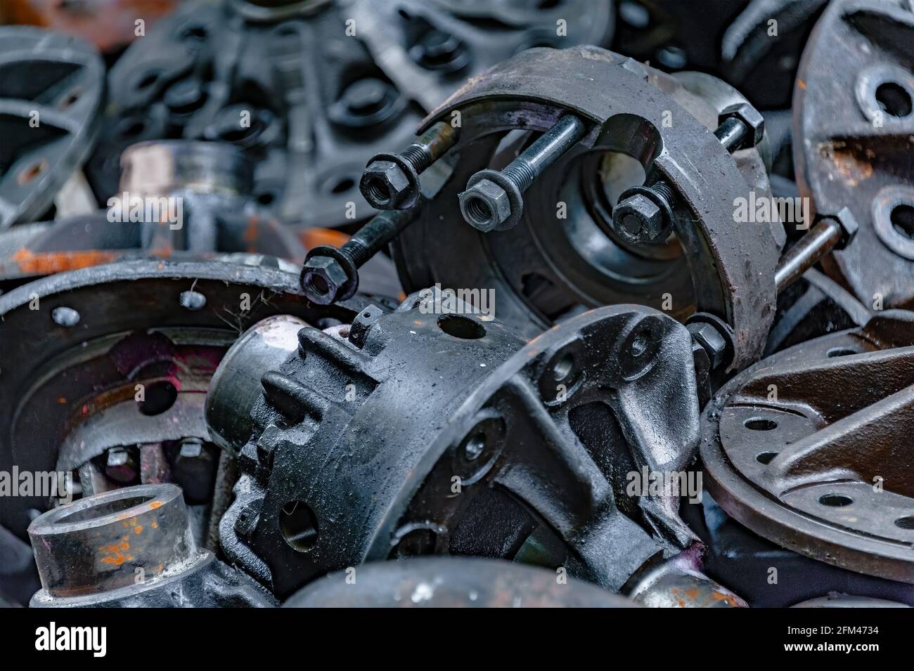 Nahaufnahme von alten Motorenteilen, die in einem Metallschrottplatz zum Verkauf anhäuften. Stockfoto