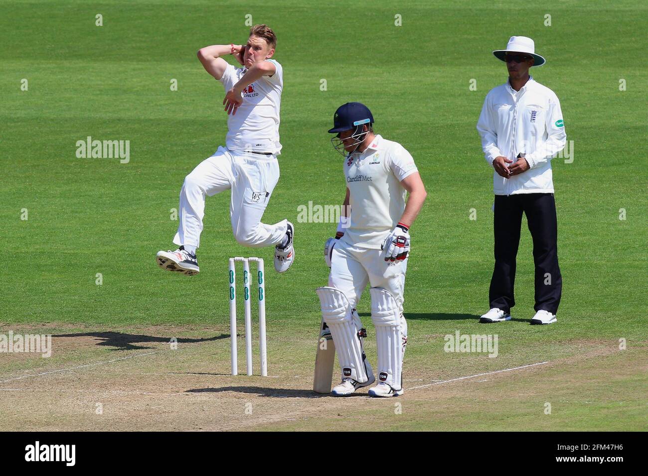 Jamie Porter beim Bowling für Essex während Glamorgan CCC gegen Essex CCC, Specsavers County Championship Division 2 Cricket im SSE SWALEC Stadion Stockfoto