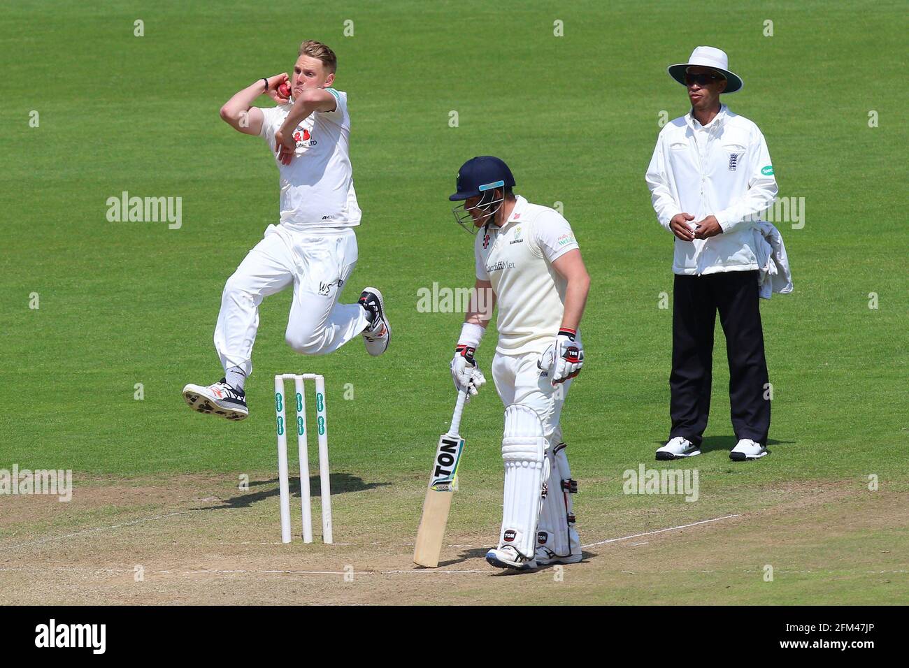 Jamie Porter beim Bowling für Essex während Glamorgan CCC gegen Essex CCC, Specsavers County Championship Division 2 Cricket im SSE SWALEC Stadion Stockfoto