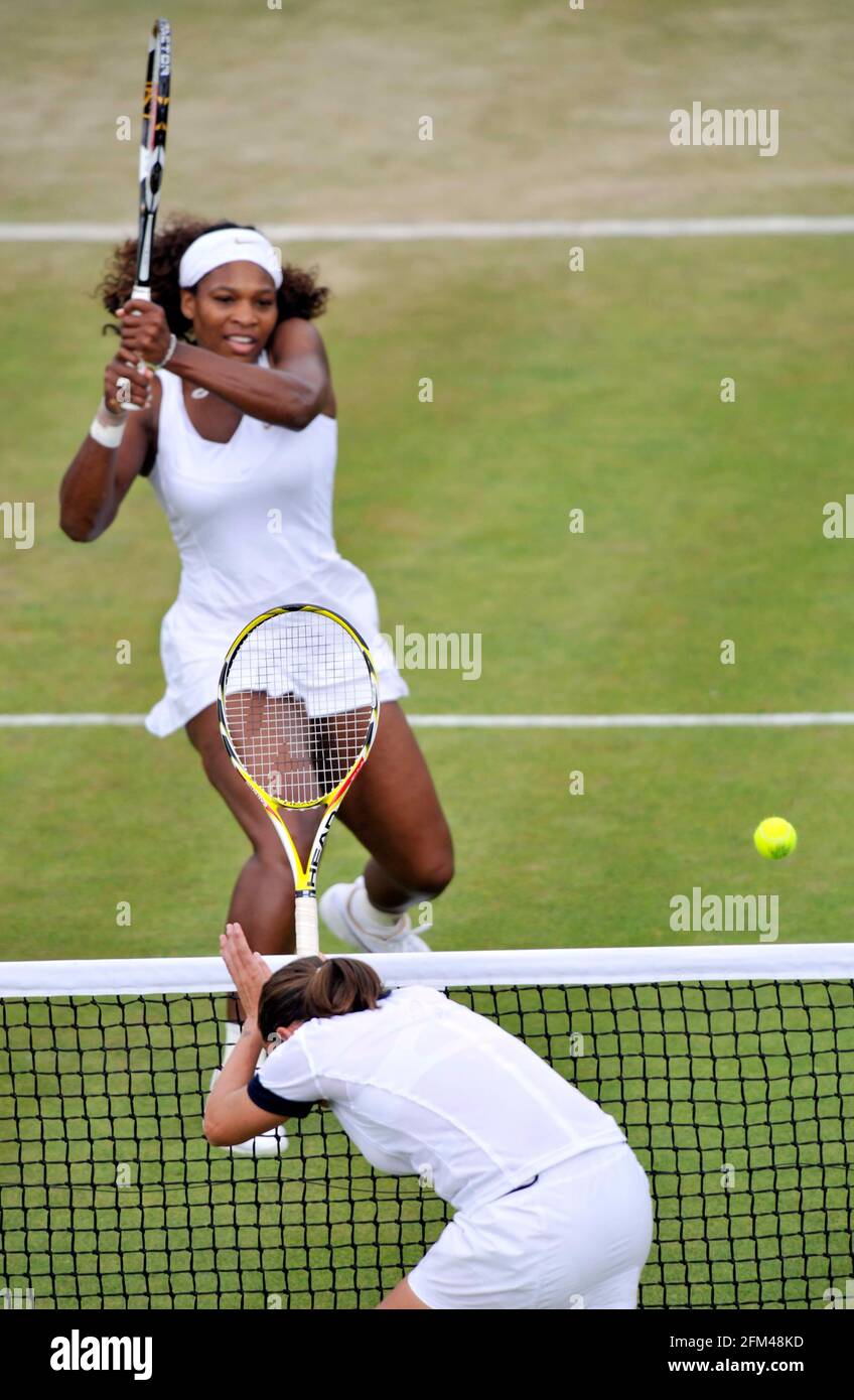 WIMBLEDON 2009 5. TAG. SERENA WILLIAMS WÄHREND IHRES MATCHES MIT ROBERTA VINCI. 26/6/09. BILD DAVID ASHDOWN Stockfoto