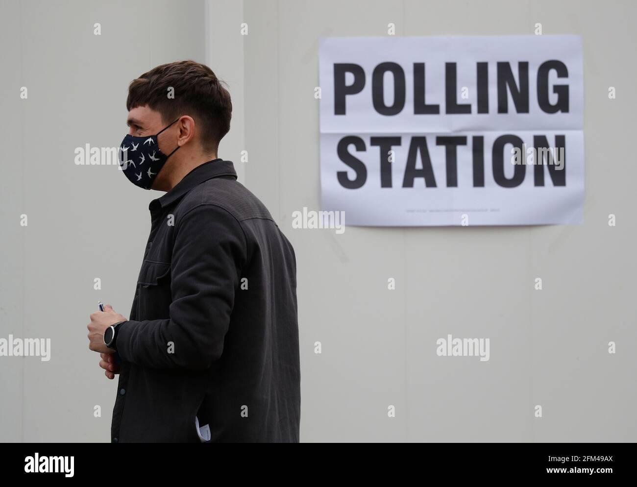 Shepshed, Leicestershire, Großbritannien. Mai 2021. Ein Mann wartet darauf, bei den Kommunalwahlen vor einem Wahllokal in einer mobilen Einheit seine Stimme abzugeben. Millionen von Menschen in ganz Großbritannien werden am Donnerstag mit der größten Stimmenzahl seit den Parlamentswahlen 2019 abstimmen. Credit Darren Staples/Alamy Live News. Stockfoto