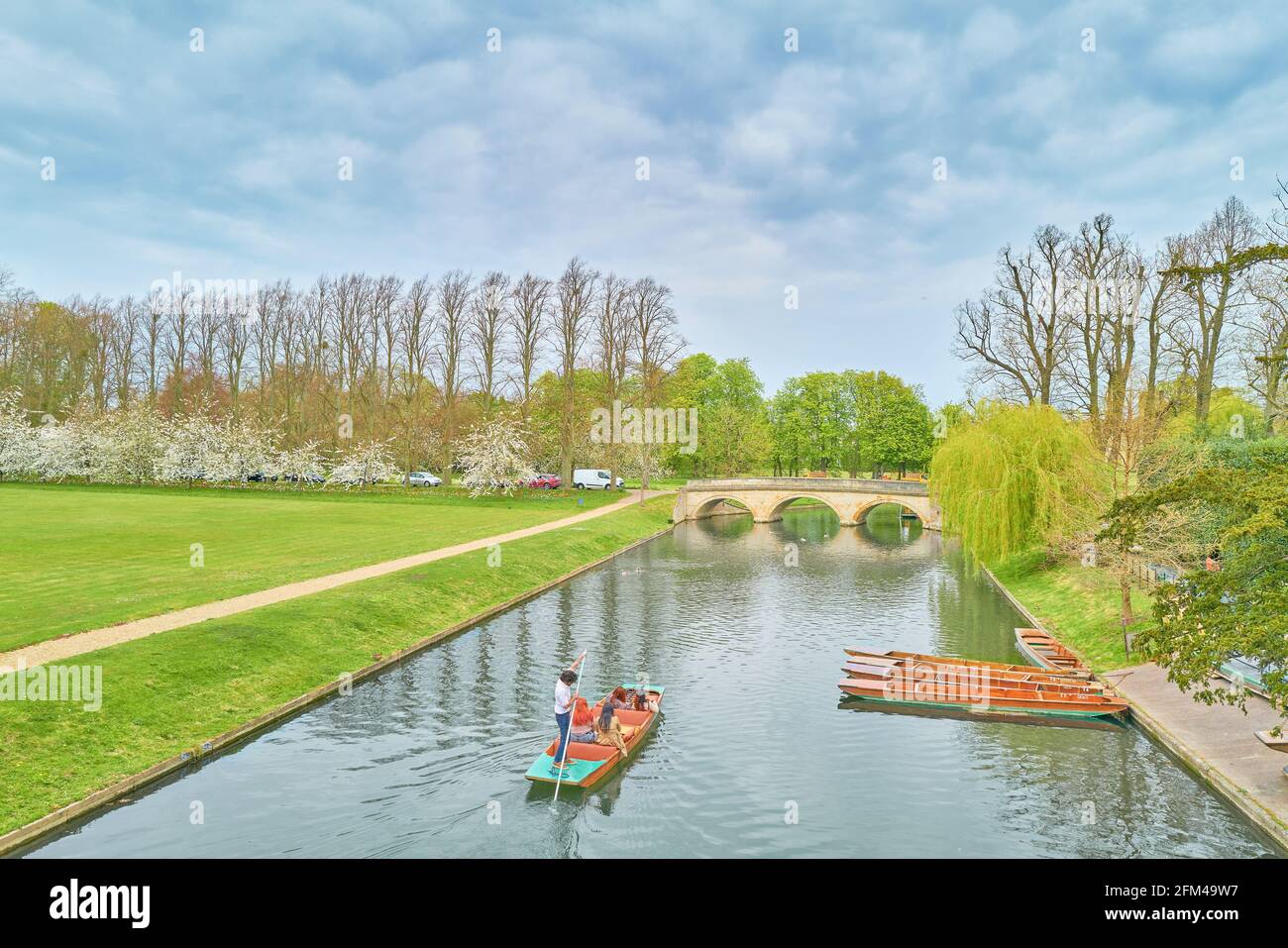 Punts auf dem Fluss Cam, Cambridge, England, außerhalb des Trinity College, Frühjahr 2021. Stockfoto